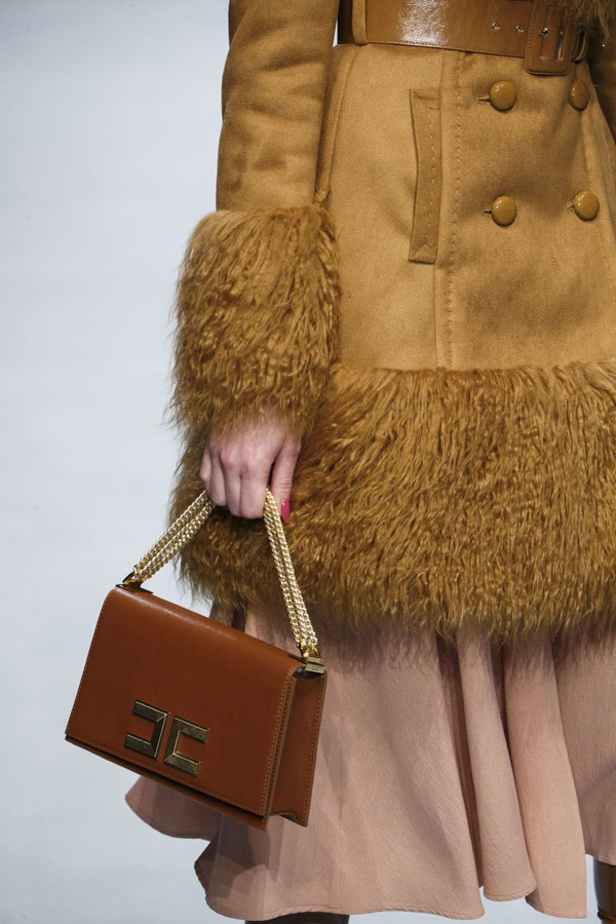  المرأة من قوة وإصرار مع مجموعة Elisabetta Franchi 