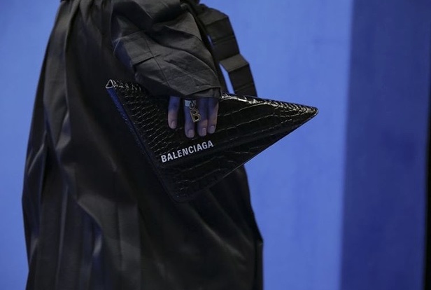 اسبوع الموضة في باريس 2019 مجموعة BALENCIAGA للألبسة الجاهزة لربيع وصيف 2020 