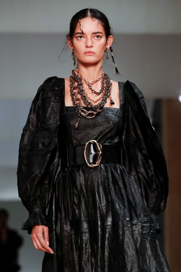 اسبوع الموضة في باريس 2019 مجموعة الملابس الجاهزة من ألكسندر ماكوين لربيع وصيف 2020