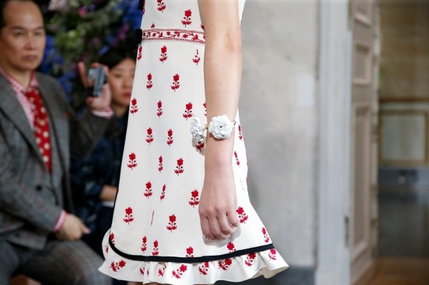 اسبوع الموضة في باريس 2019 مجموعة الالبسة الراقية من جيامباتيستا فالي لربيع وصيف 2020