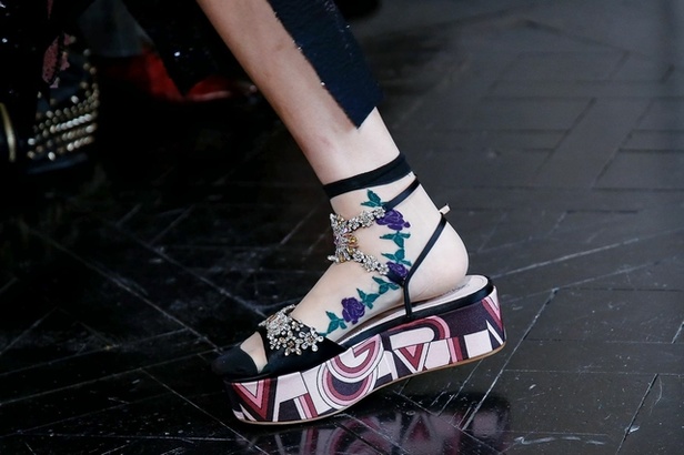 اسبوع الموضة في باريس 2019 مجموعة الالبسة الراقية من جيامباتيستا فالي لربيع وصيف 2020