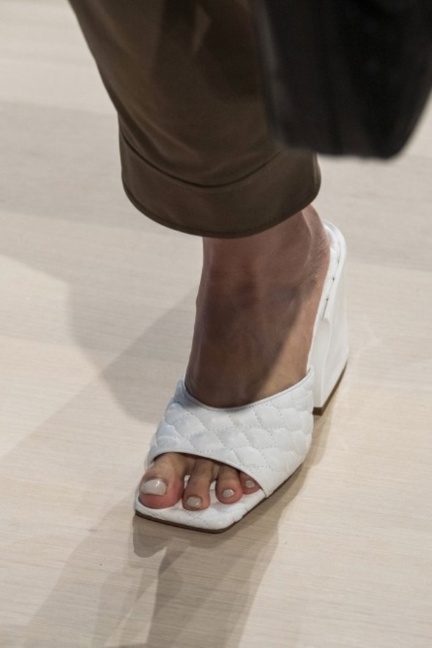 عرض أزياء تيبي لربيع وصيف 2020