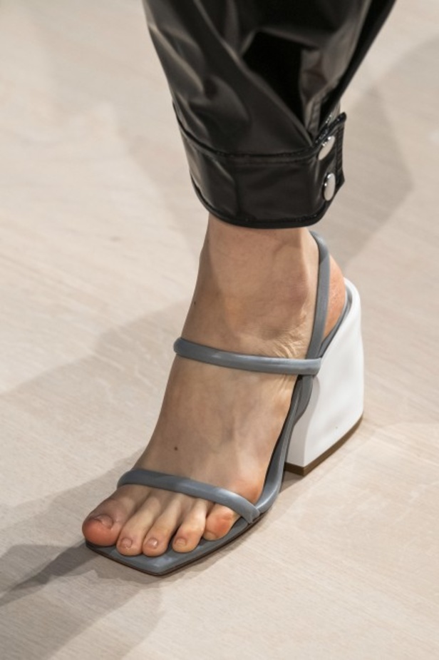 عرض أزياء تيبي لربيع وصيف 2020