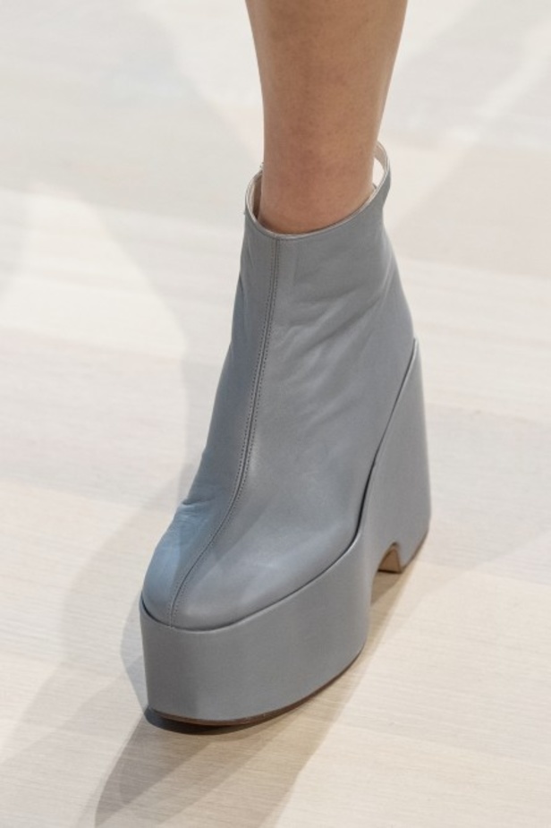 عرض أزياء تيبي لربيع وصيف 2020