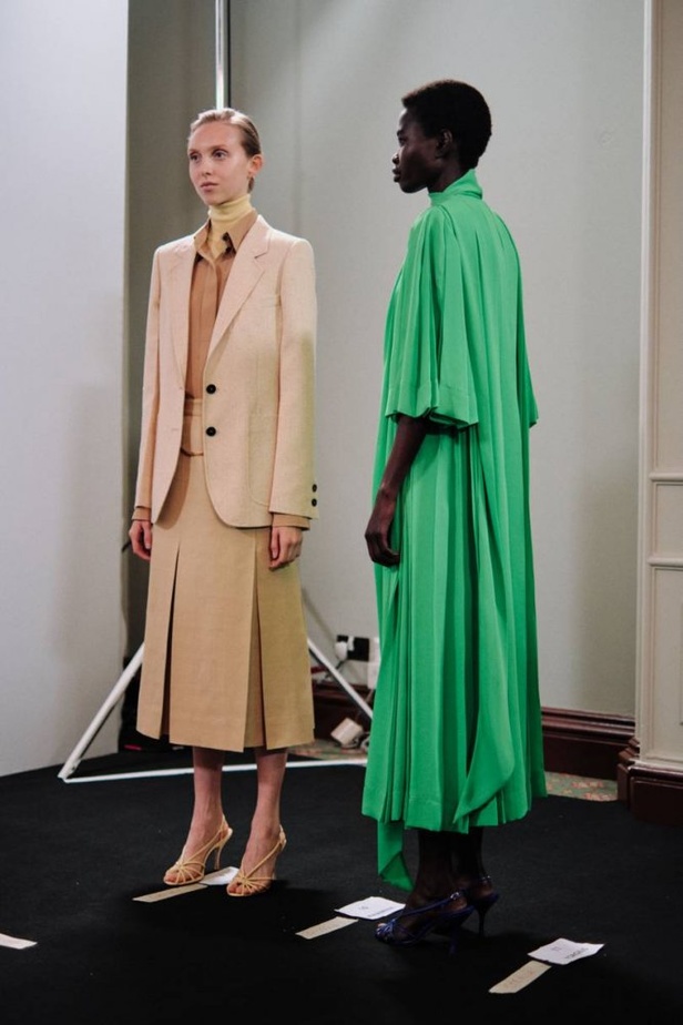 اسبوع الموضة في لندن 2019  عرض أزياء VICTORIA BECKHAM لربيع وصيف 2020