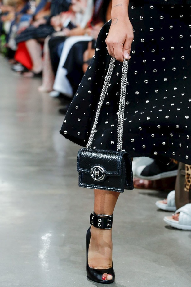 أسبوع الموضة في نيويورك 2019 .. عرض أحدث موديلات شنط Michael Kors