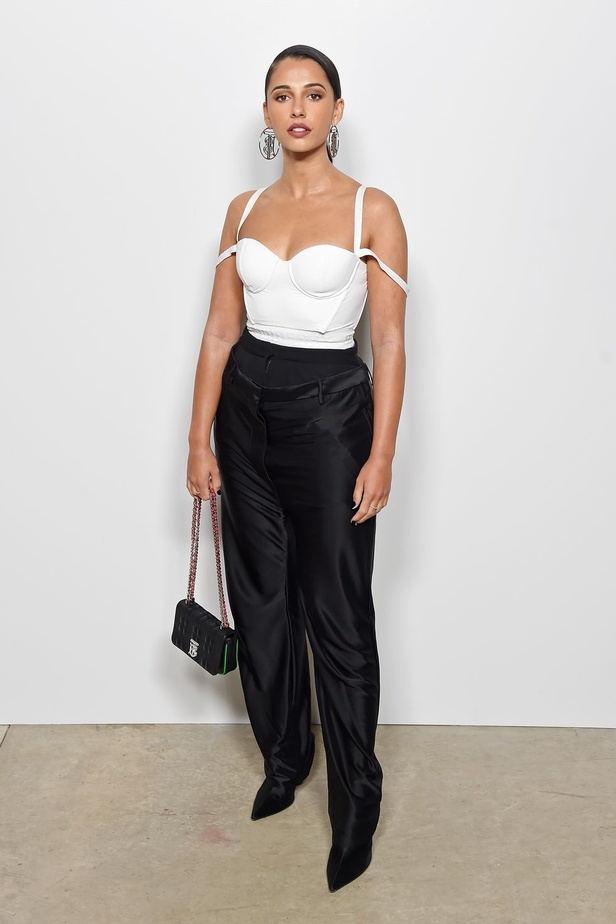 اسبوع الموضة في لندن 2019 عرض أزياء BURBERRY لربيع وصيف 2020