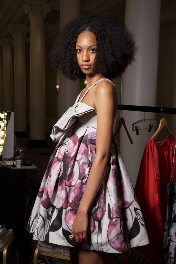 اسبوع الموضة في لندن 2019  أزياء PAUL COSTELLO الجاهزة لربيع وصيف 2020