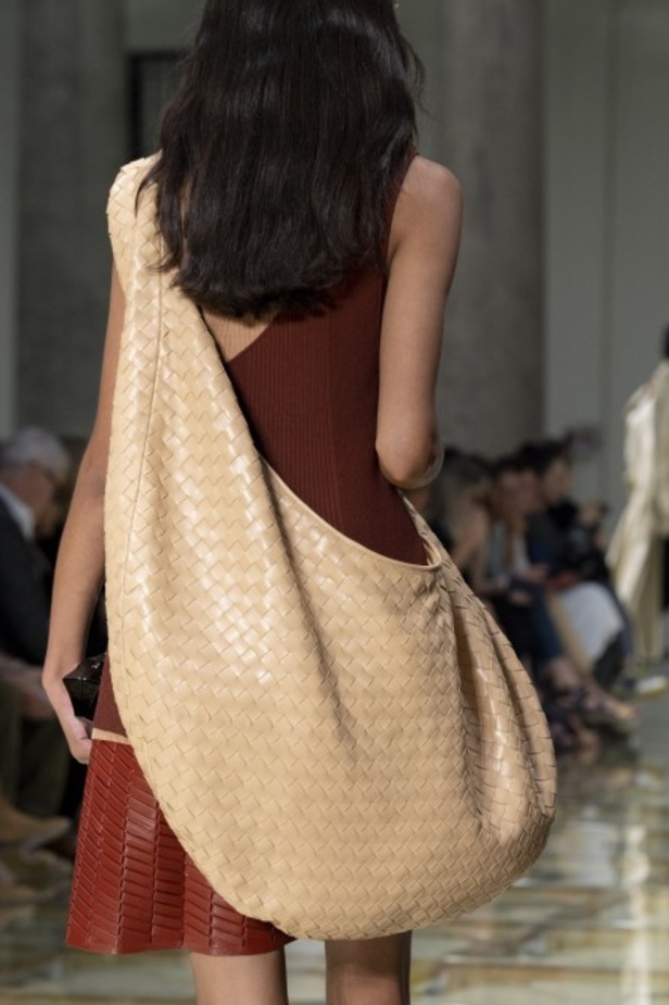 حرفية وإبداع في مجموعة Bottega Veneta لربيع وصيف 2020
