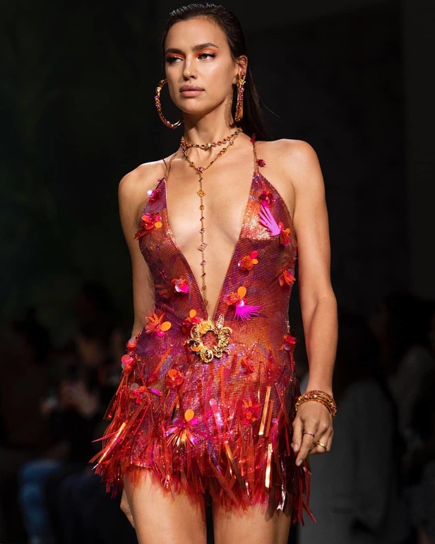 اسبوع الموضة في ميلان 2019 عرض أزياء VERSACE لربيع وصيف 2020