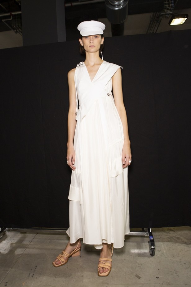 الأنوثة المفعمة بالرومانسية المعاصرة مع مجموعة Sportmax لربيع وصيف 2020