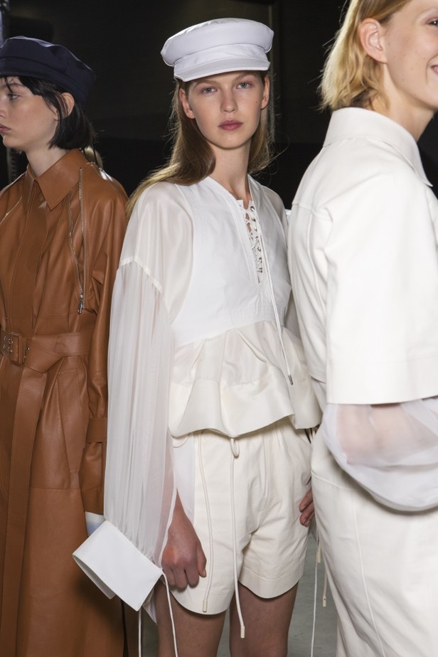 الأنوثة المفعمة بالرومانسية المعاصرة مع مجموعة Sportmax لربيع وصيف 2020