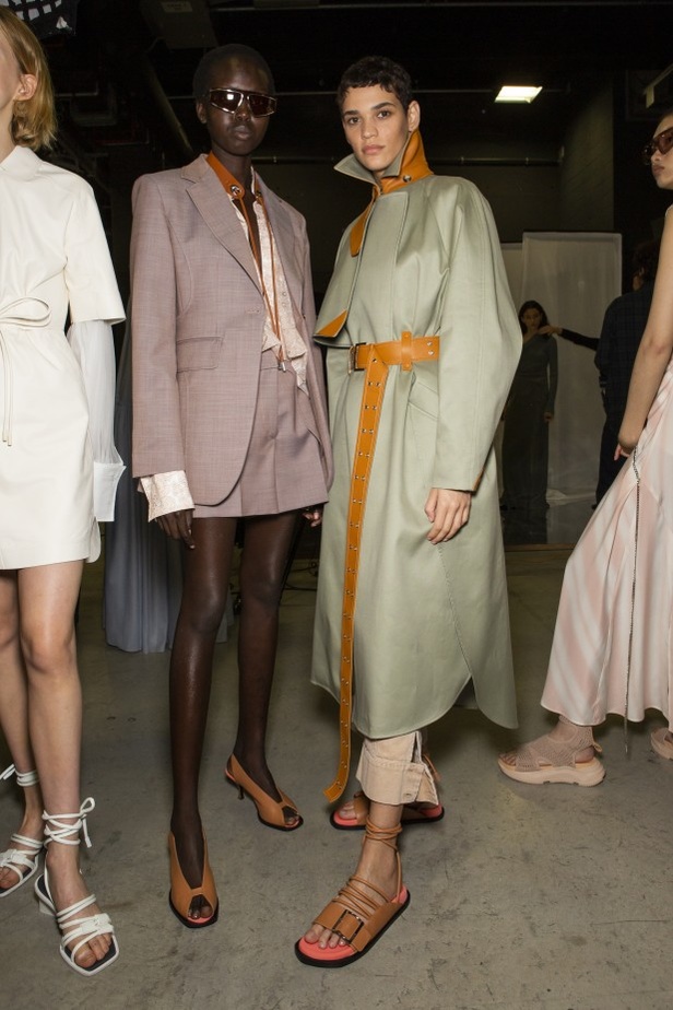 الأنوثة المفعمة بالرومانسية المعاصرة مع مجموعة Sportmax لربيع وصيف 2020