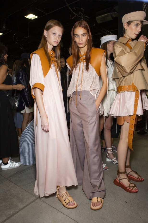 الأنوثة المفعمة بالرومانسية المعاصرة مع مجموعة Sportmax لربيع وصيف 2020