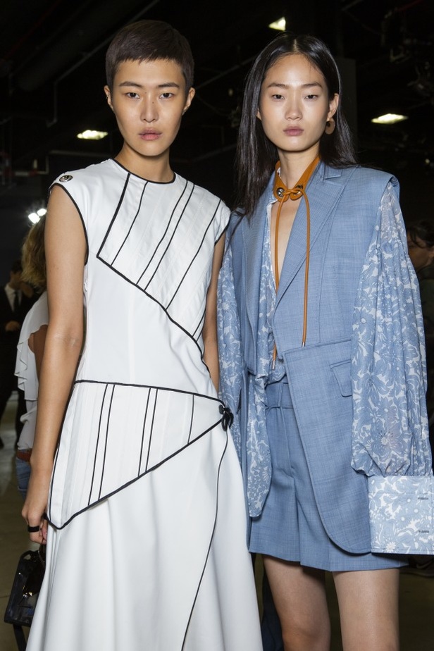 الأنوثة المفعمة بالرومانسية المعاصرة مع مجموعة Sportmax لربيع وصيف 2020