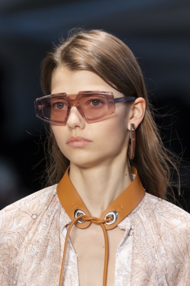 الأنوثة المفعمة بالرومانسية المعاصرة مع مجموعة Sportmax لربيع وصيف 2020