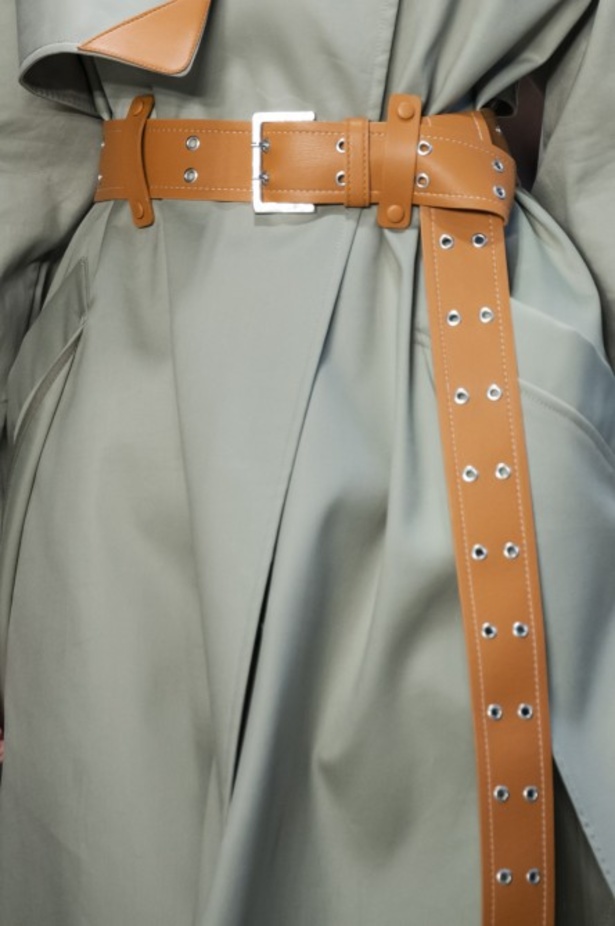 الأنوثة المفعمة بالرومانسية المعاصرة مع مجموعة Sportmax لربيع وصيف 2020