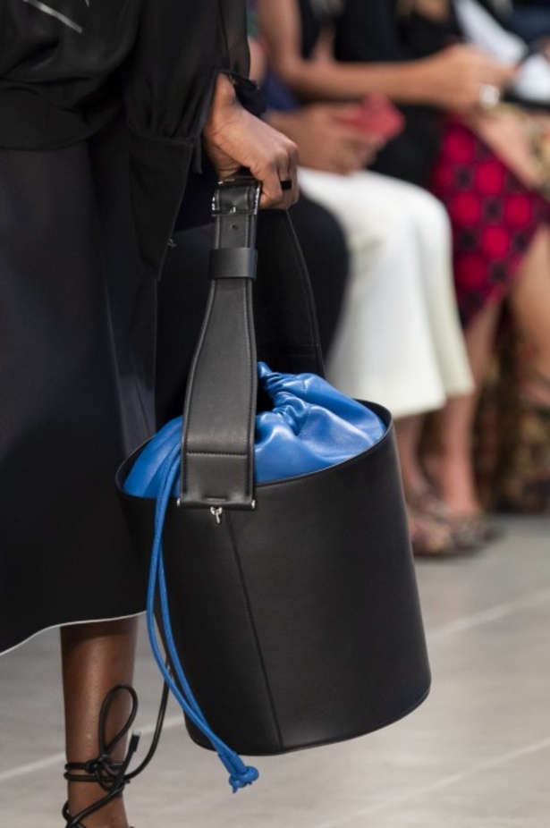 الأنوثة المفعمة بالرومانسية المعاصرة مع مجموعة Sportmax لربيع وصيف 2020