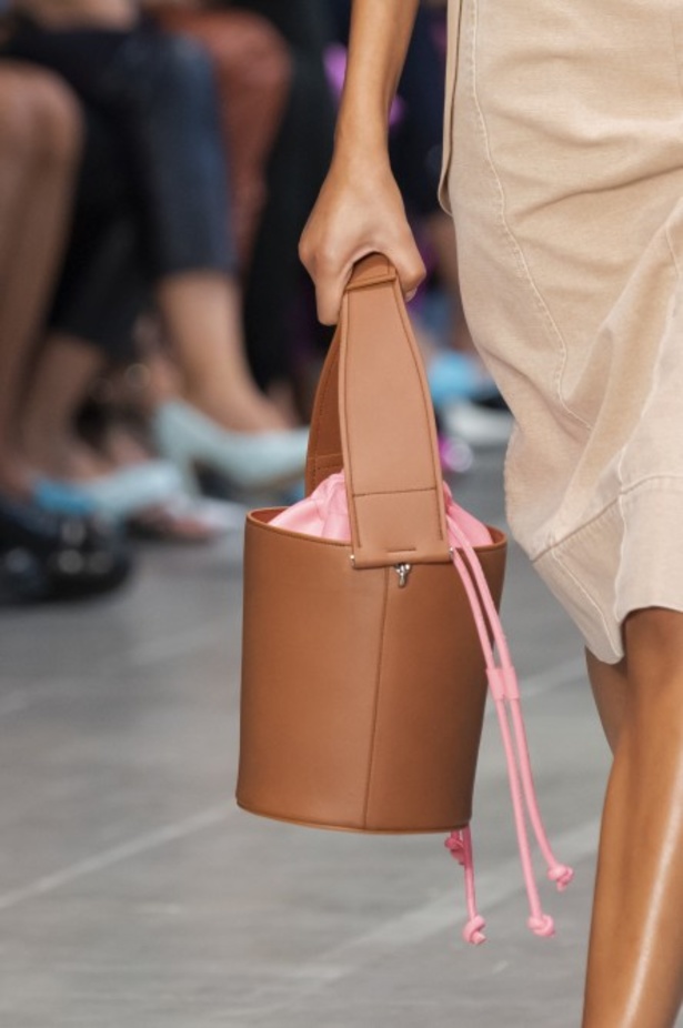 الأنوثة المفعمة بالرومانسية المعاصرة مع مجموعة Sportmax لربيع وصيف 2020