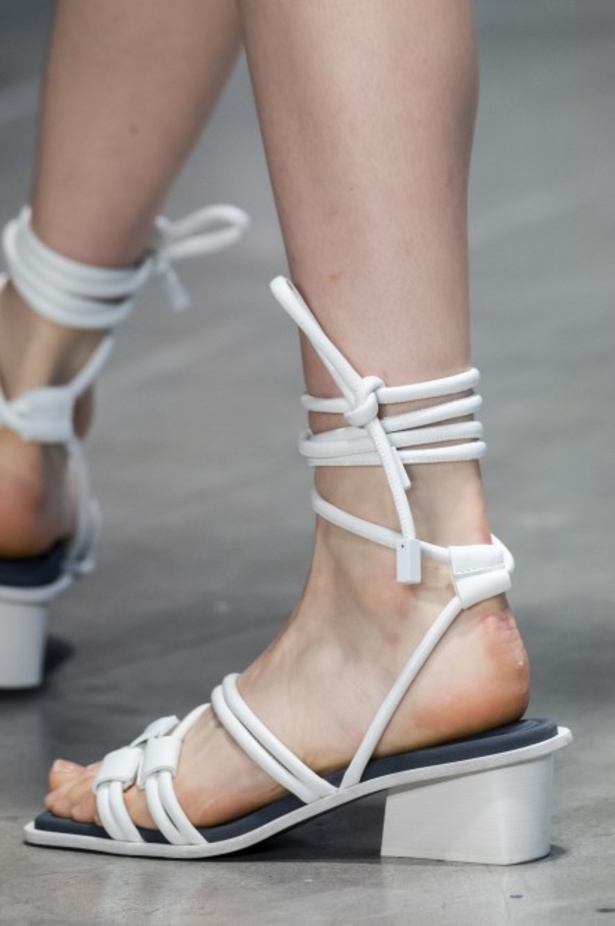 الأنوثة المفعمة بالرومانسية المعاصرة مع مجموعة Sportmax لربيع وصيف 2020