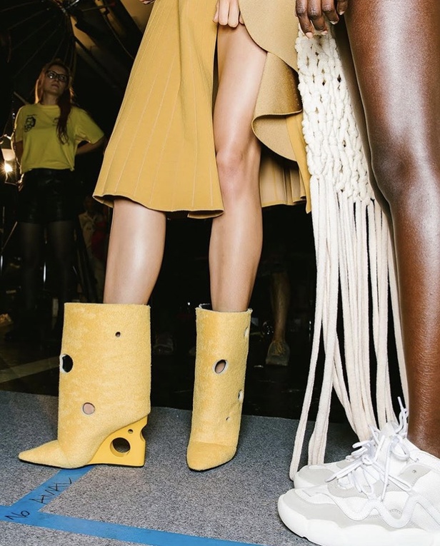 عرض مجموعة Off white بحس رياضي فاخر 