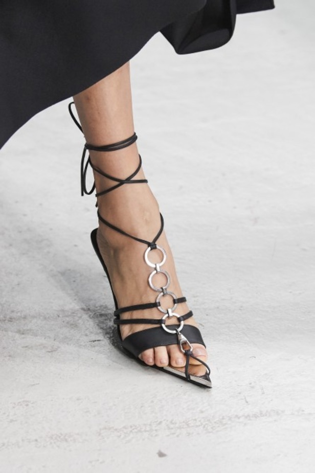 اسبوع الموضة في باريس 2019 عرض أزياء MUGLER لربيع وصيف 2020