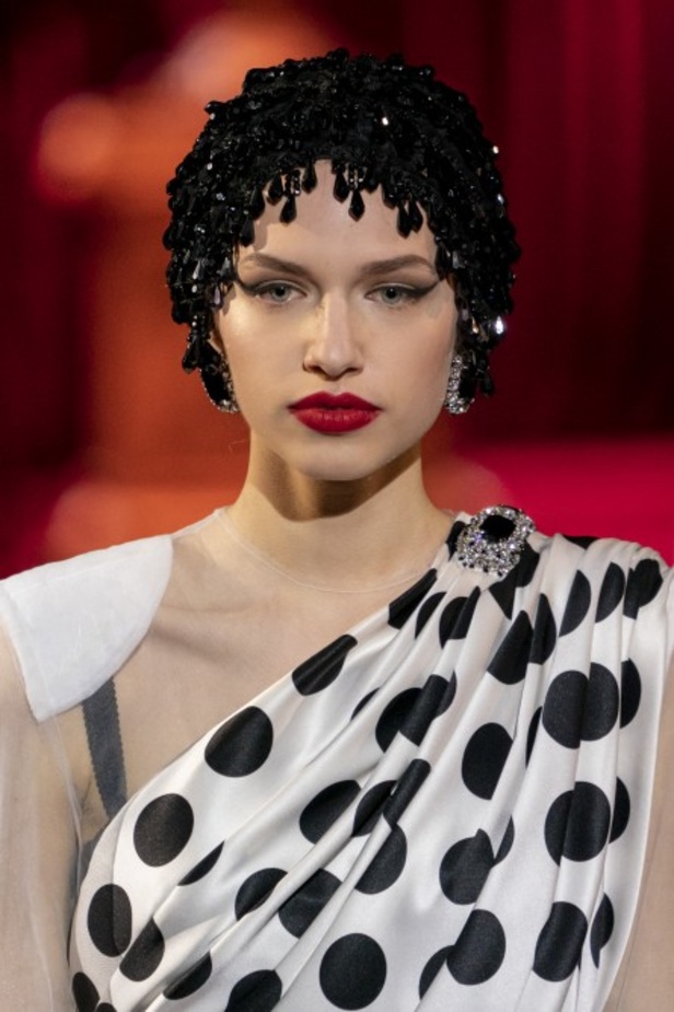 دولتشي أند غابانا تحيي موضة المرأة العصرية بتصاميمها