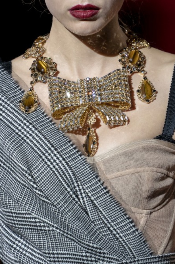 دولتشي أند غابانا تحيي موضة المرأة العصرية بتصاميمها