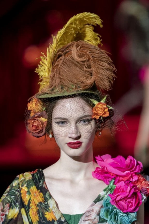 دولتشي أند غابانا تحيي موضة المرأة العصرية بتصاميمها