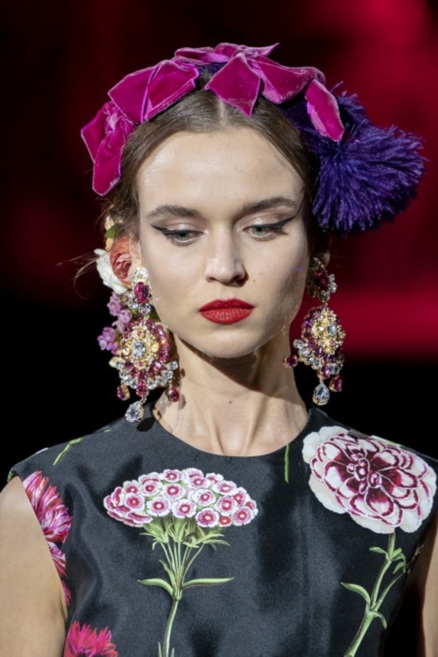 دولتشي أند غابانا تحيي موضة المرأة العصرية بتصاميمها