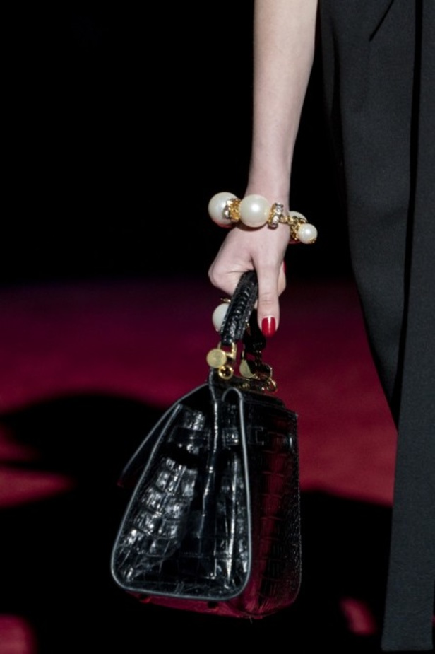 دولتشي أند غابانا تحيي موضة المرأة العصرية بتصاميمها