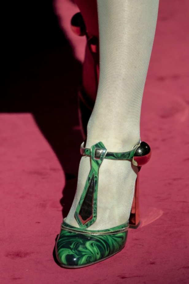 دولتشي أند غابانا تحيي موضة المرأة العصرية بتصاميمها