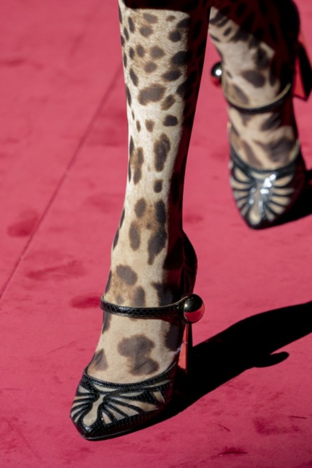 دولتشي أند غابانا تحيي موضة المرأة العصرية بتصاميمها