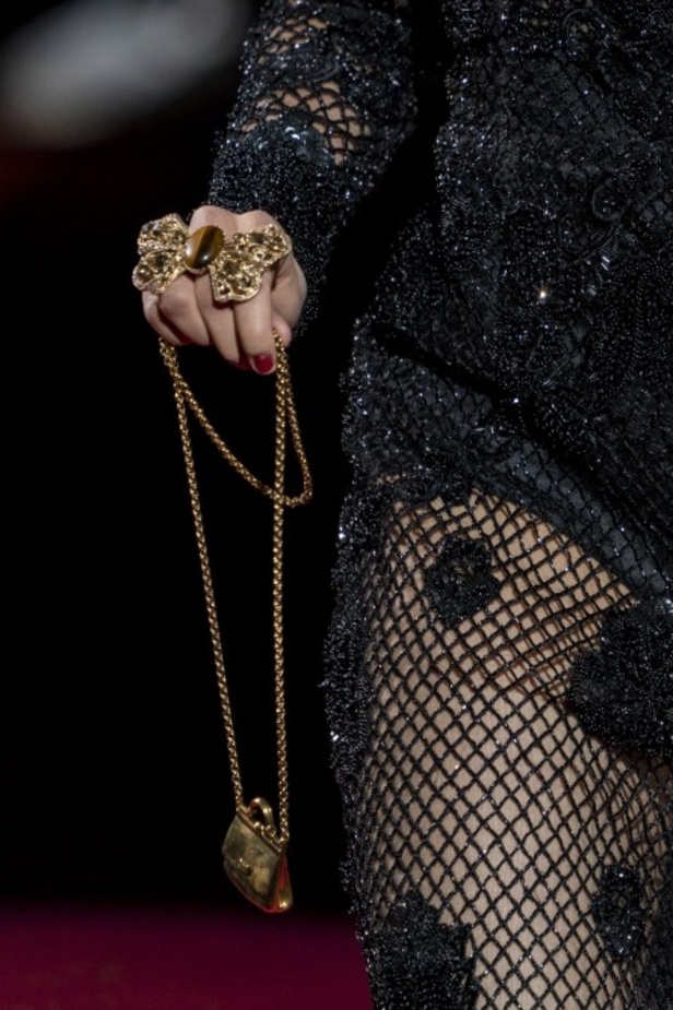 دولتشي أند غابانا تحيي موضة المرأة العصرية بتصاميمها