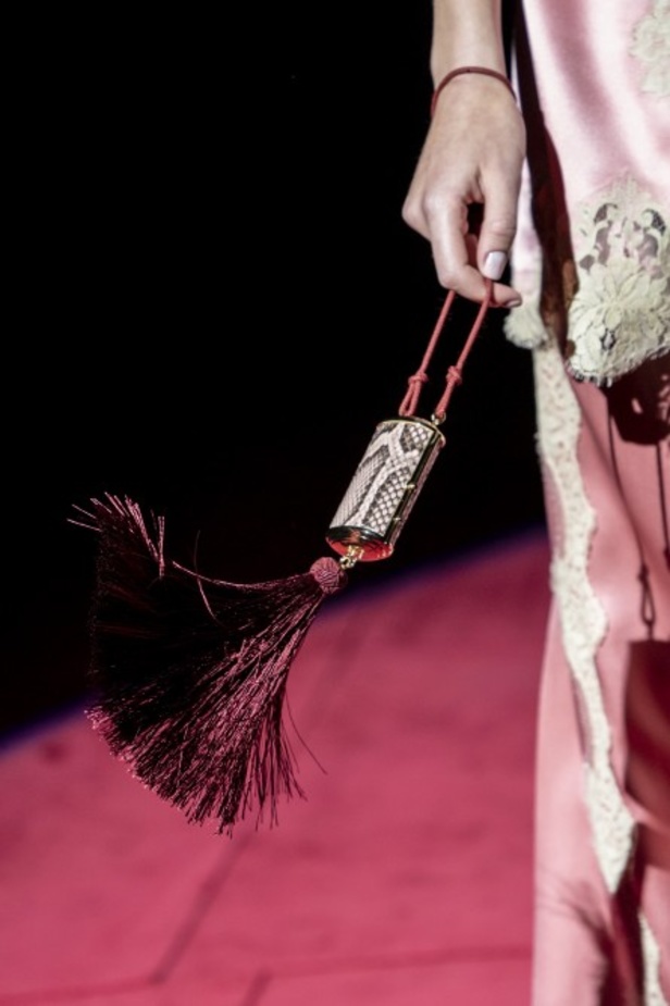 دولتشي أند غابانا تحيي موضة المرأة العصرية بتصاميمها