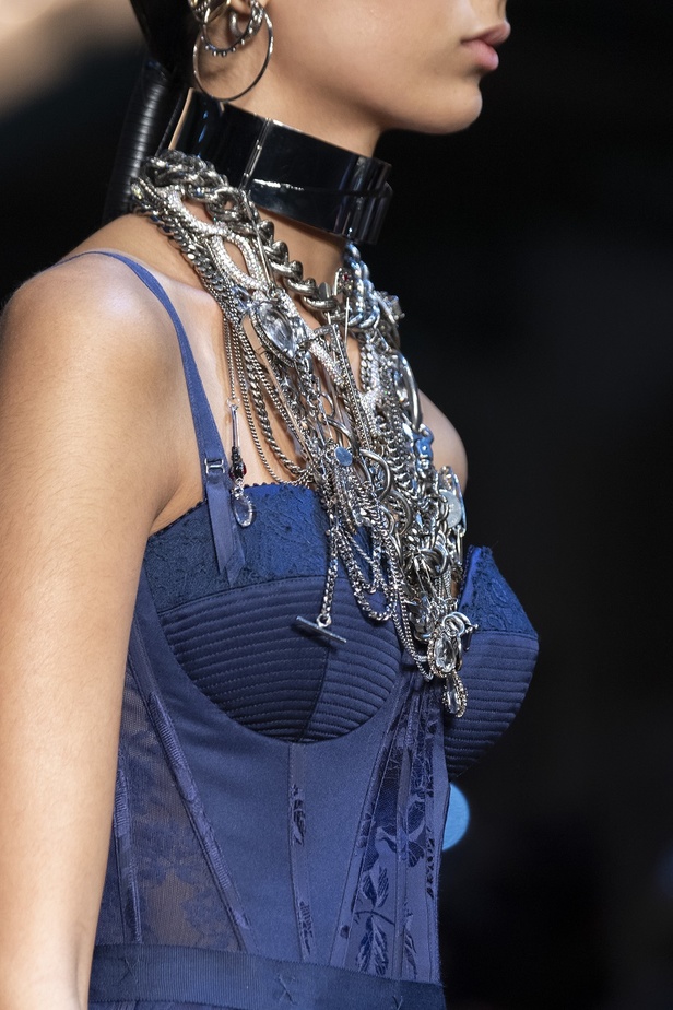 عرض أزياء ألكسندر ماكوين لموسم خريف وشتاء 2019