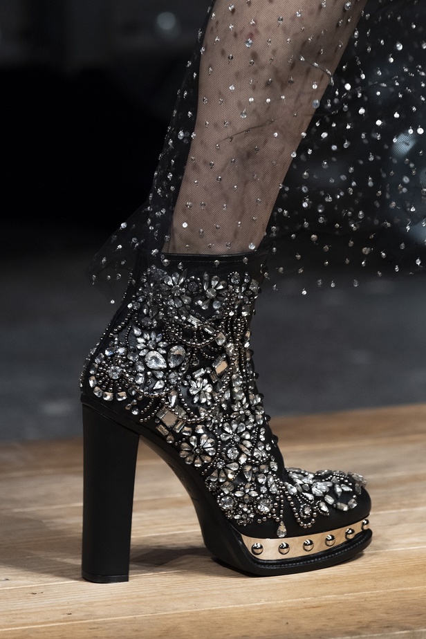 عرض أزياء ألكسندر ماكوين لموسم خريف وشتاء 2019