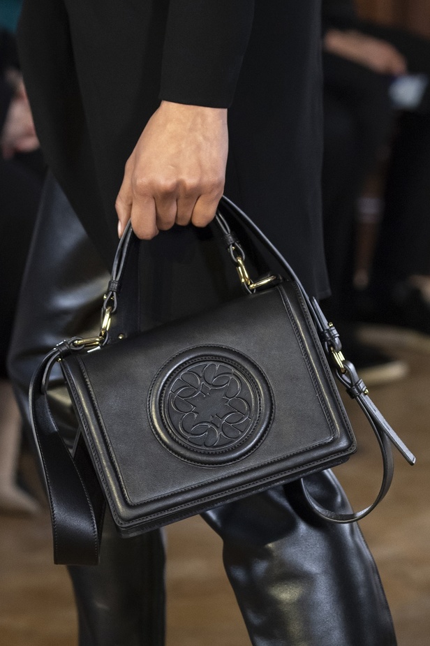 تصاميم كلاسيكية ومتنوعة من Elie Saab لخريف وشتاء 2019 