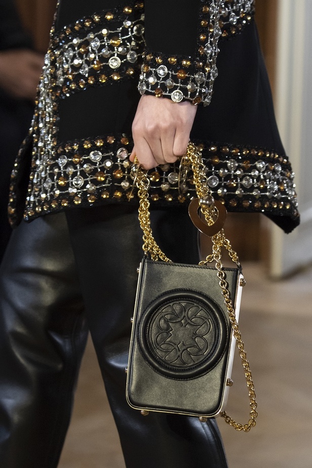 تصاميم كلاسيكية ومتنوعة من Elie Saab لخريف وشتاء 2019 