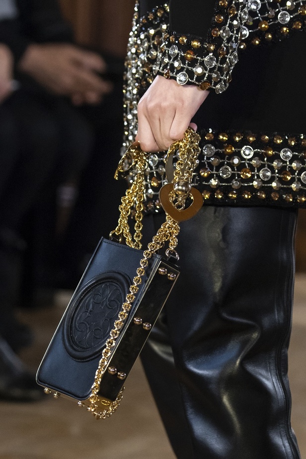 تصاميم كلاسيكية ومتنوعة من Elie Saab لخريف وشتاء 2019 