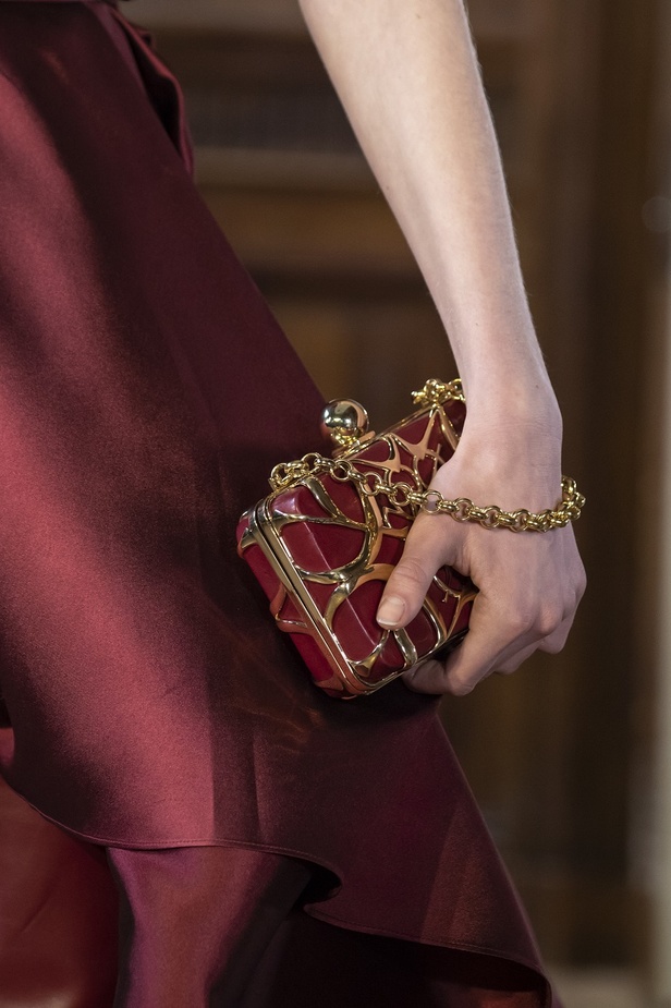 تصاميم كلاسيكية ومتنوعة من Elie Saab لخريف وشتاء 2019 