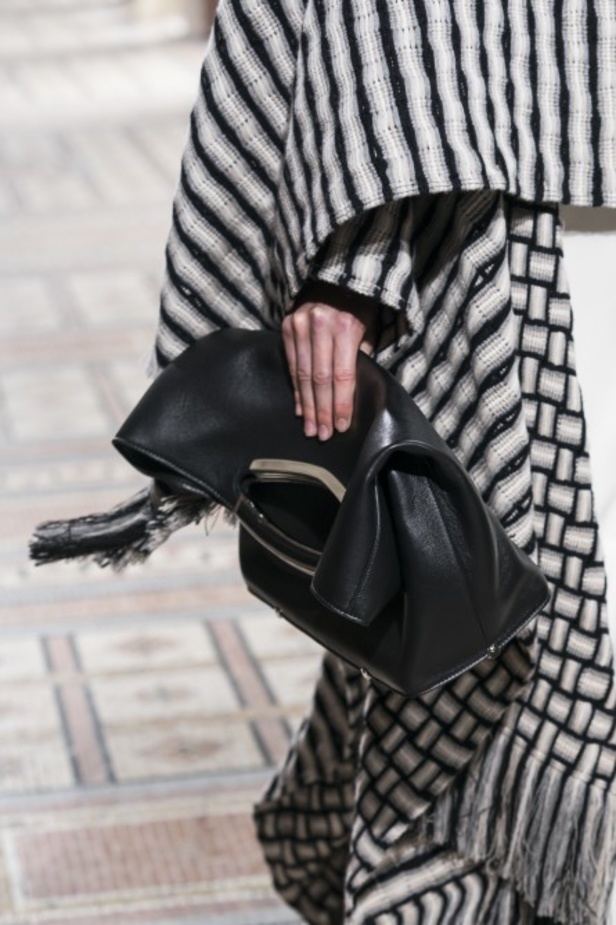 عرض ازياء مجموعة GABRIELA HEARST لربيع وصيف 2021 من أسبوع الموضة في باريس