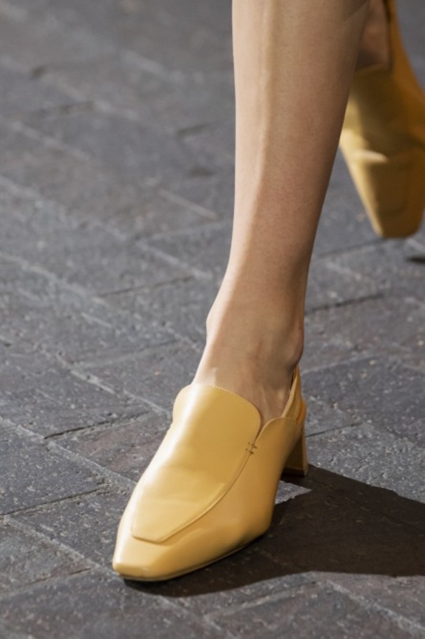 مجموعة الالبسة الجاهزة من Roland Mouret لخريف وشتاء 2020-2021