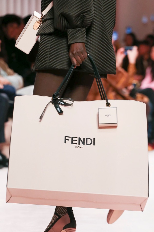 مجموعة فندي FENDI لخريف وشتاء 2020-2021 خلال اسبوع الموضة في ميلانو 