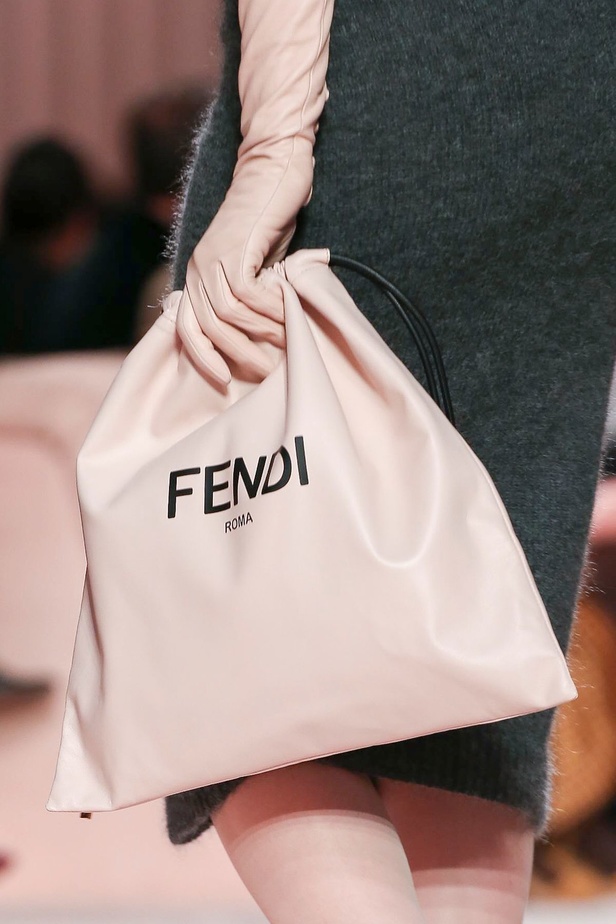 مجموعة فندي FENDI لخريف وشتاء 2020-2021 خلال اسبوع الموضة في ميلانو 