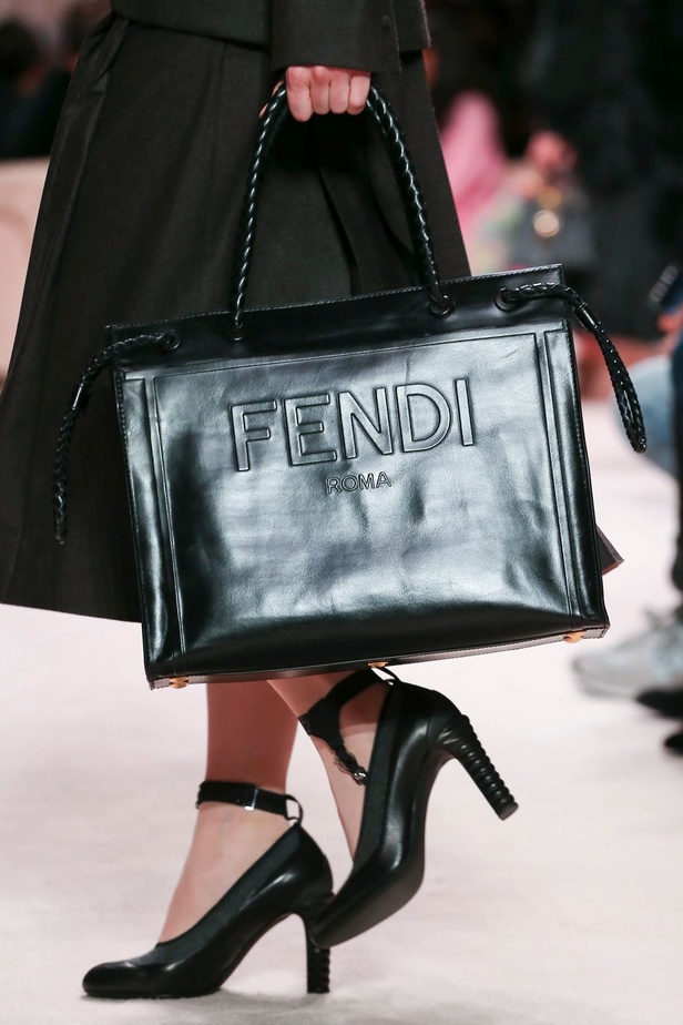 مجموعة فندي FENDI لخريف وشتاء 2020-2021 خلال اسبوع الموضة في ميلانو 