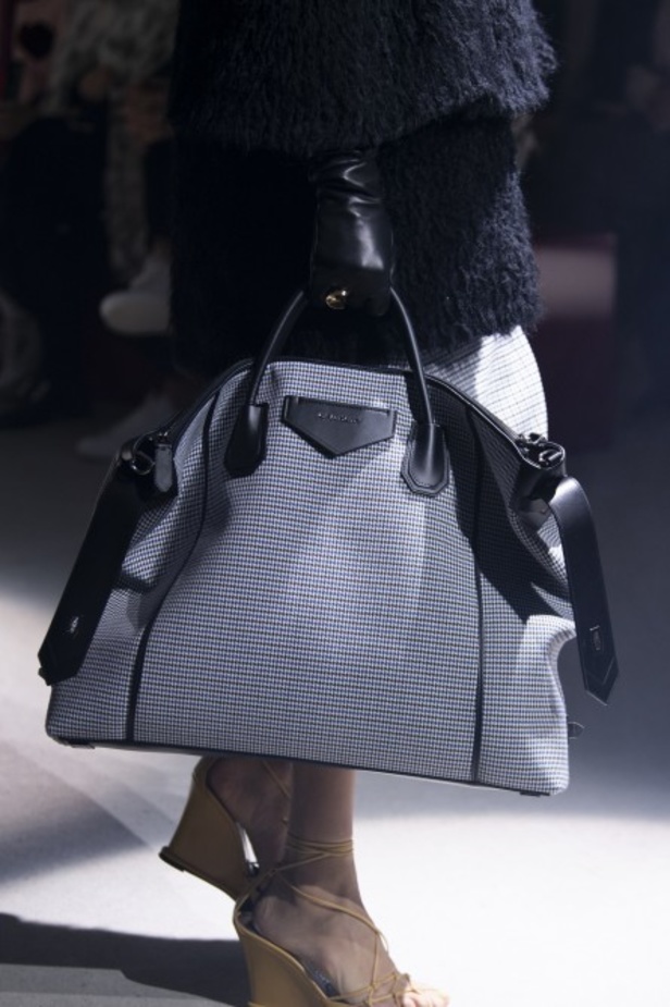 مجموعة جيفنشي للأزياء الراقية لخريف وشتاء 2021