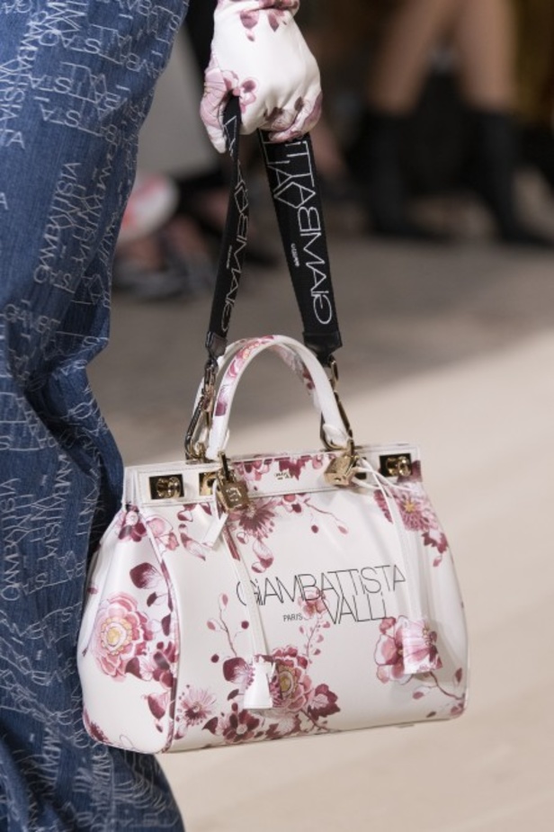 عرض ازياء جيامباتيستا فالي خلال اسبوع الموضة في باريس