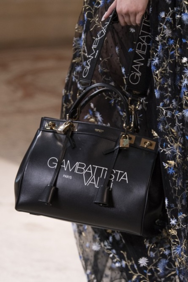 عرض ازياء جيامباتيستا فالي خلال اسبوع الموضة في باريس