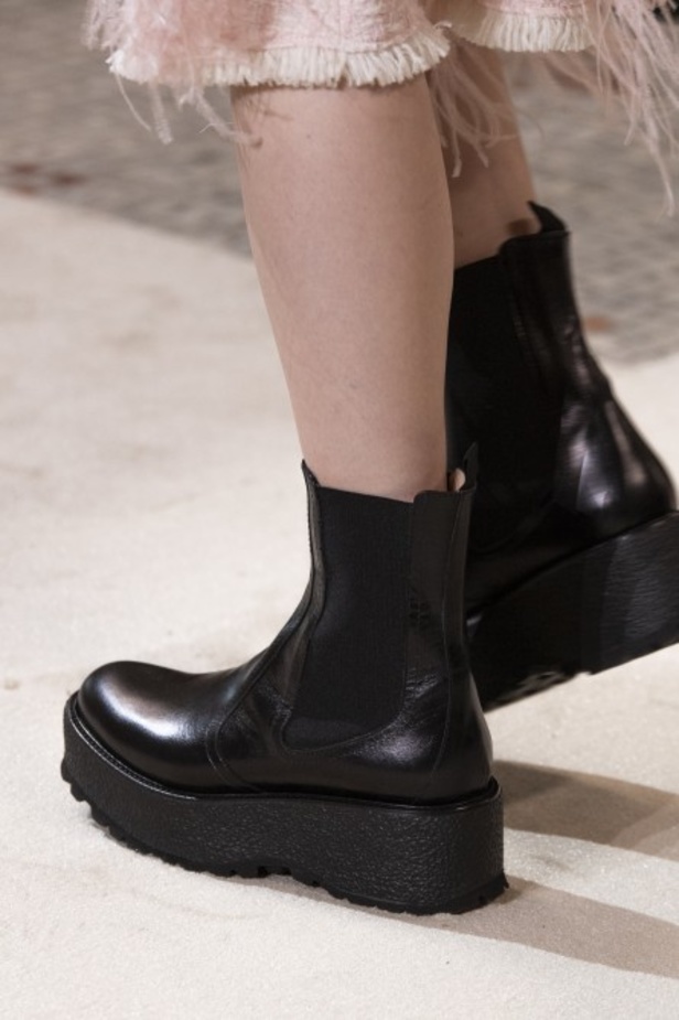 عرض ازياء جيامباتيستا فالي خلال اسبوع الموضة في باريس